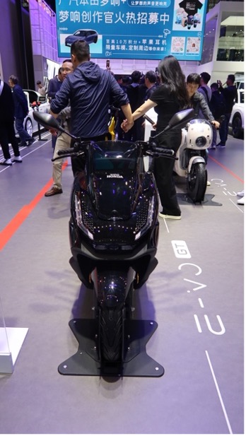 本田电动“黑科技”引爆广州车展！这款两轮电摩凭什么让全场惊呼？